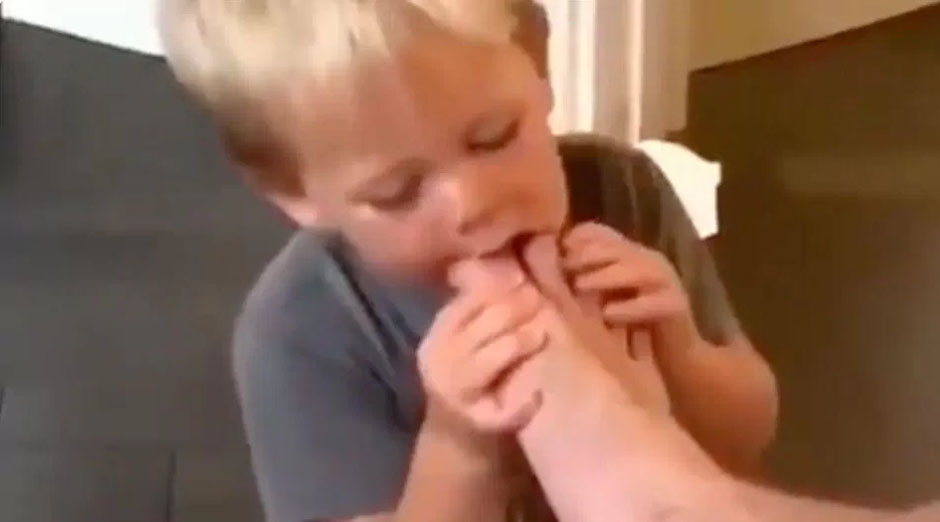 Armie Hammer 2-year-old son sucking on his father's toes.jpg (56 KB)